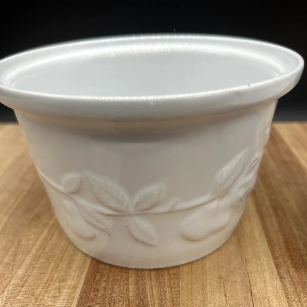 BANDWAGON CERAMIC COVERED CROCK 2005 White With Pear Accents